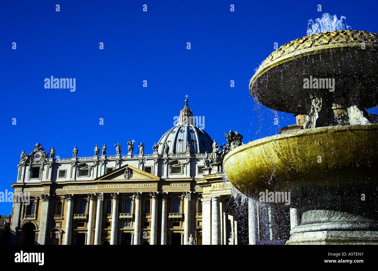 Basilique et fontaine. La Place Saint Pierre, à Rome. Banque D'Images