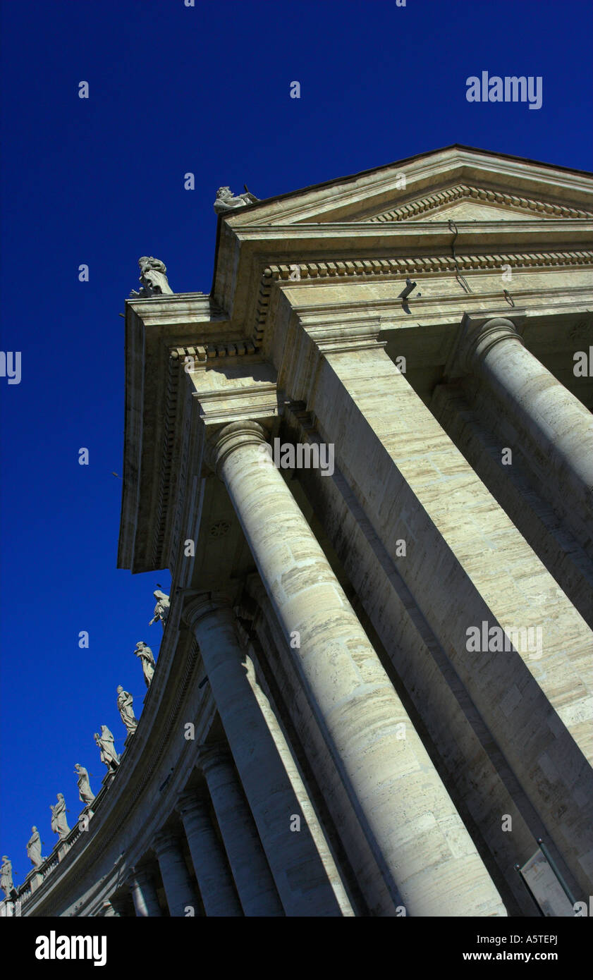 Les colonnades et statues de Saint Peters Square, Rome. Banque D'Images