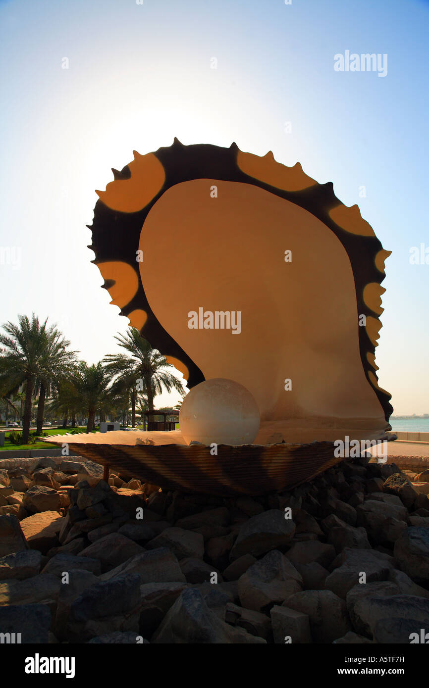 Pearl Oyster Doha et monument sur la corniche à l'entrée du port de Doha Doha la perle du Golfe Banque D'Images