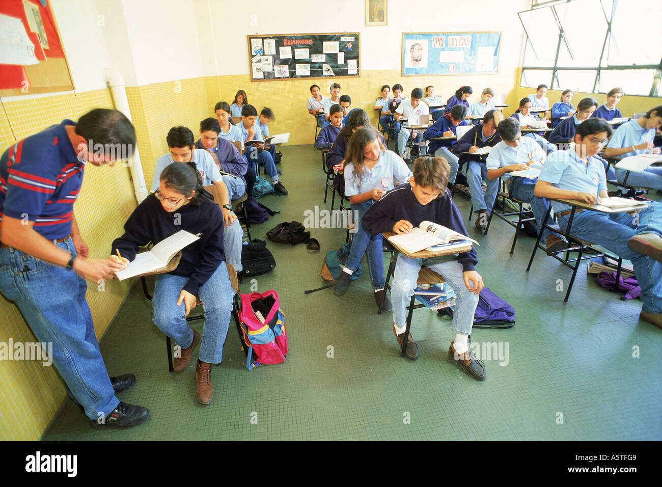 L'école élémentaire de classe avec l'enseignant et les étudiants à Caracas, Venezuela Banque D'Images