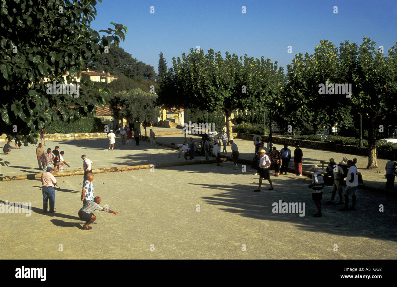 Park à Fayence. Les villageois français jouant ' Boules (boules) 'en parc public, le Var, Provence. Sud de la France. Côte d'azur. Banque D'Images
