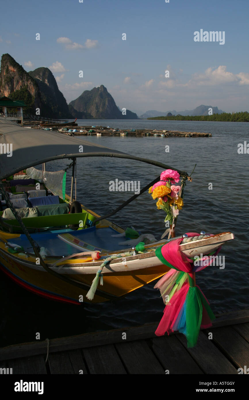 Bateau Longtail festonnées à l'île de Koh Panyi Banque D'Images