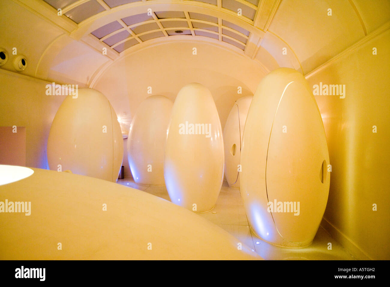 Toilettes futuristes au restaurant sketch Banque de photographies et  d'images à haute résolution - Alamy