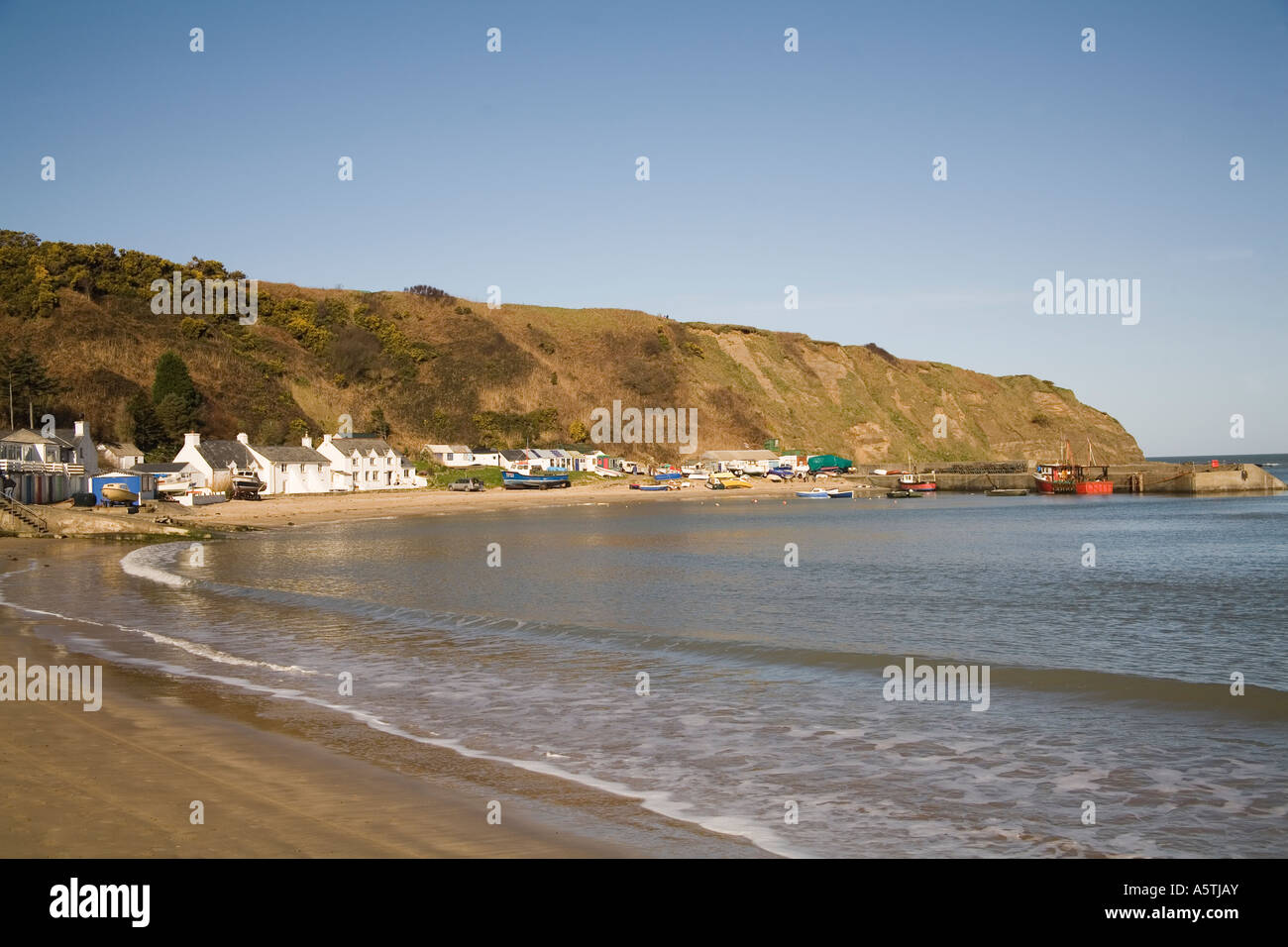 Le NORD DU PAYS DE GALLES GWYNEDD NEFYN PENRHYN Mars UK à balayage sur la longueur de la baie abritée de Nefyn Porth Banque D'Images