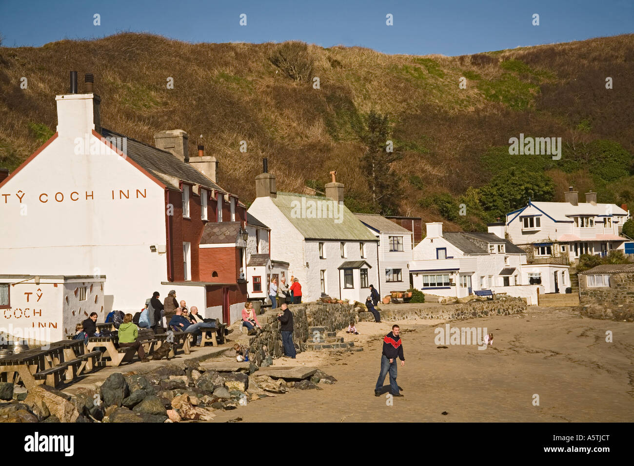 PORTH DINLLAEN GWYNEDD AU NORD DU PAYS DE GALLES UK Mars visiteurs à ce port sont en profitant des facilités offertes par Ty Coch Inn Banque D'Images