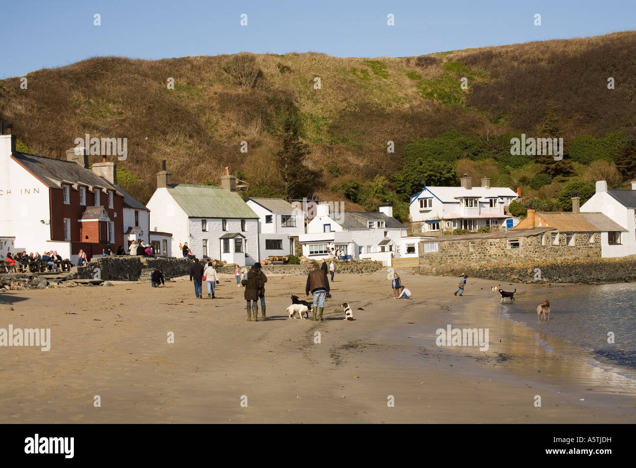 PORTH DINLLAEN GWYNEDD AU NORD DU PAYS DE GALLES UK Mars visiteurs à ce port profitent du service offert par Ty Coch Inn Banque D'Images