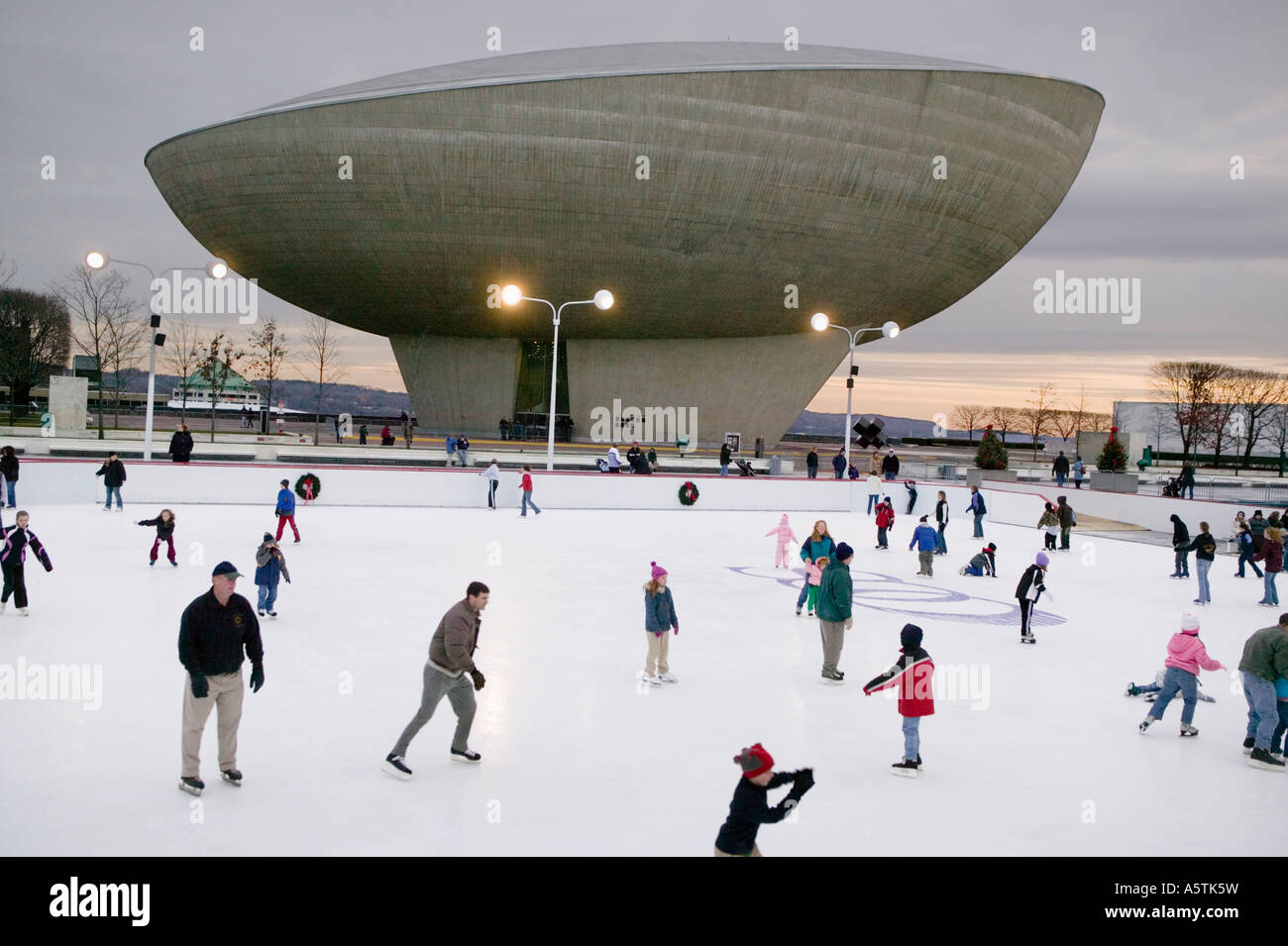 Famille patinage sur glace en face de 'l'Œuf' sur l'Empire State Plaza, Albany, New York, USA Banque D'Images