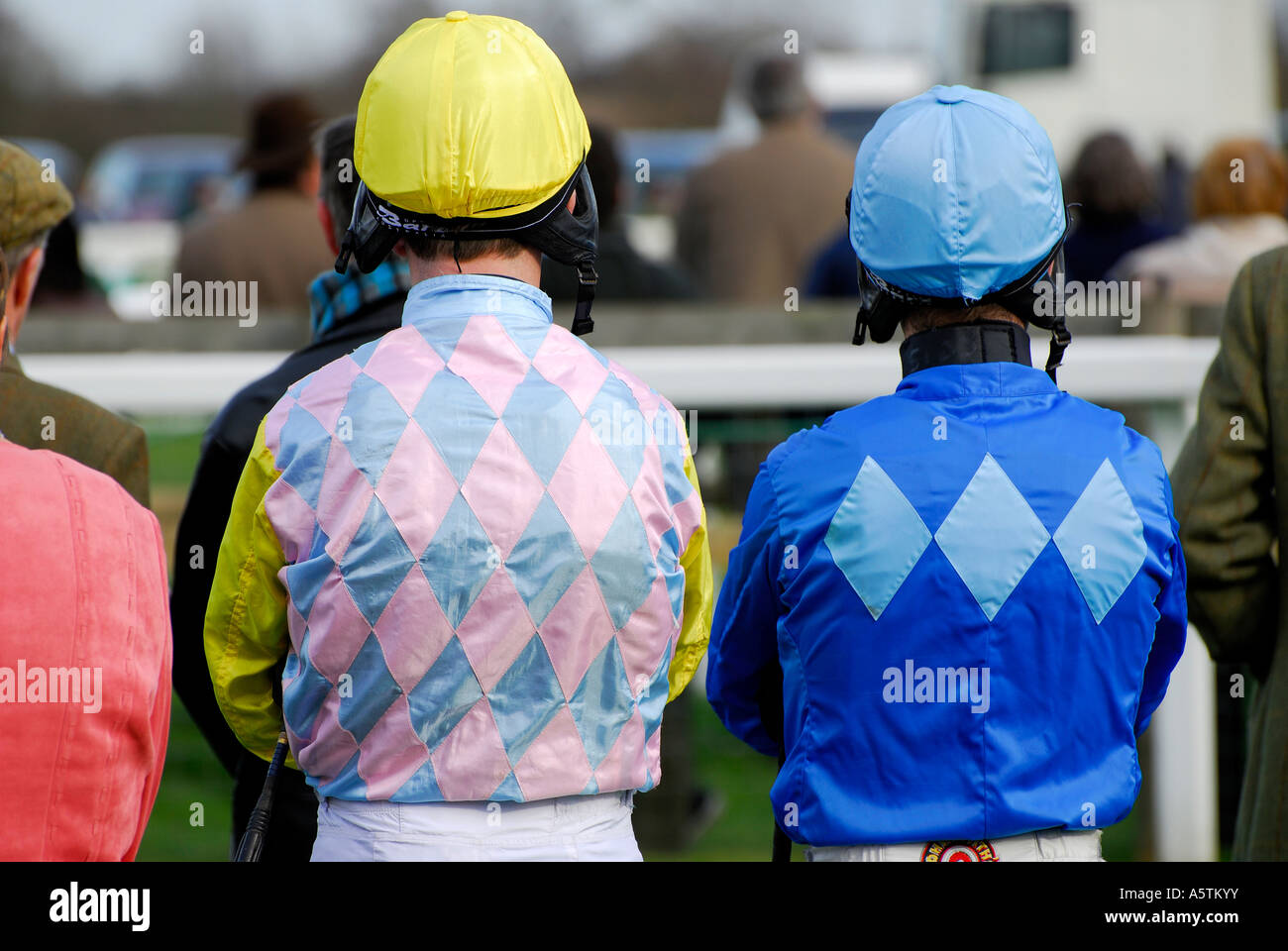 Jockeys dans les enclos à fakenham races, Norfolk, Angleterre Banque D'Images