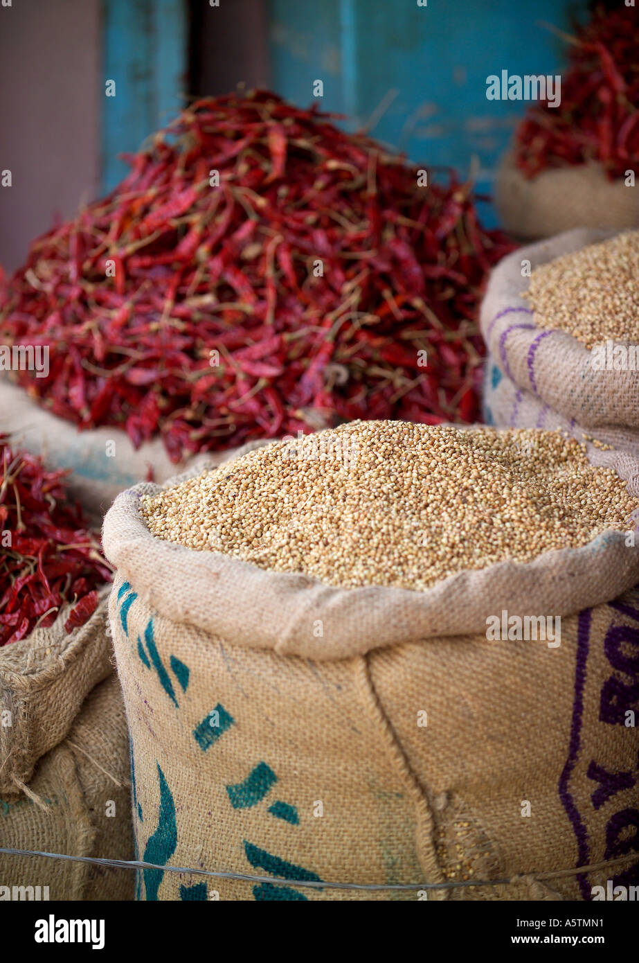Piments rouges séchés et le riz pour la vente, Devaraja Marché de Fruits et légumes, Mysore, Inde Banque D'Images