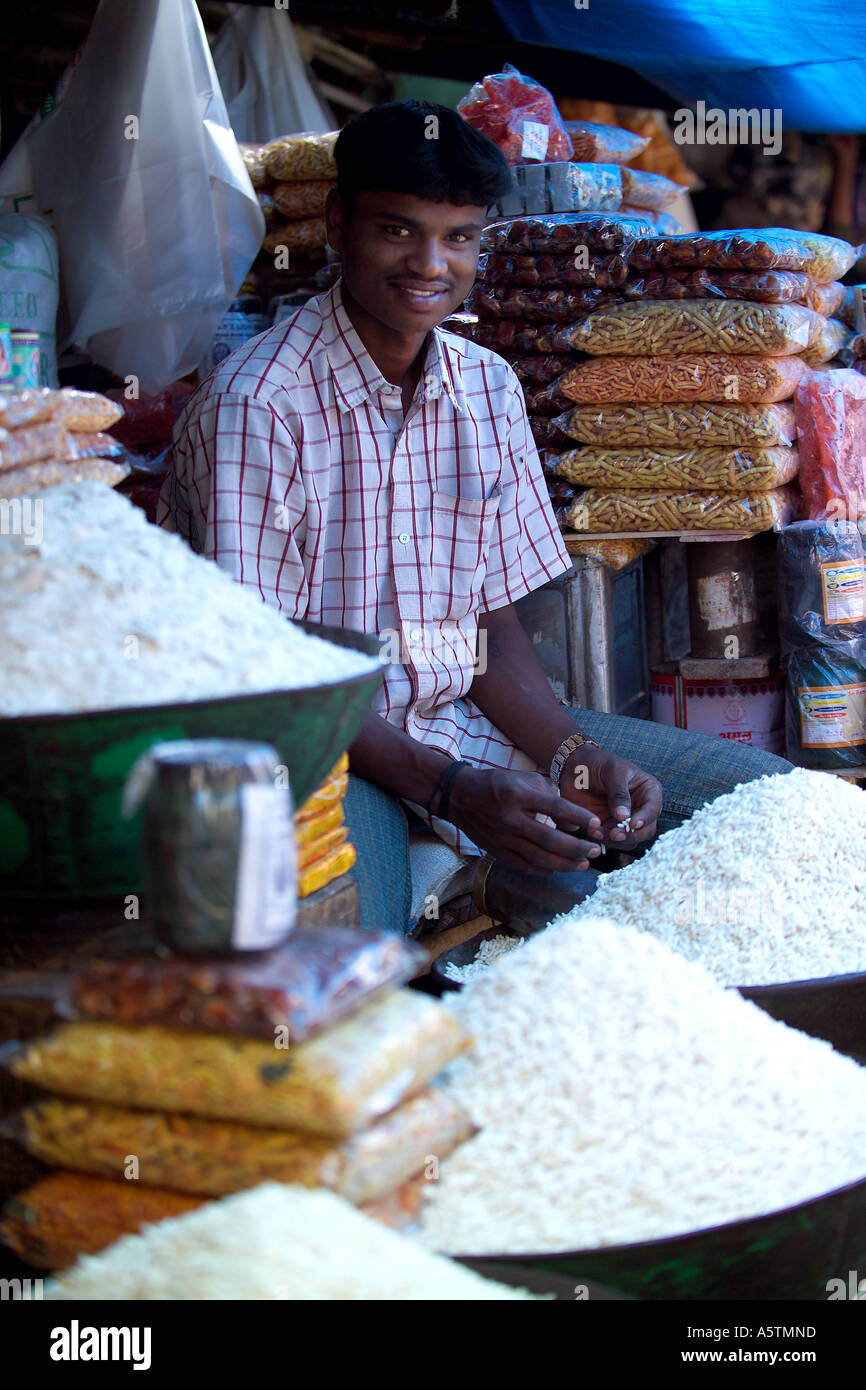 Man selling riz, fruits et légumes du marché Devaraja, Mysore, Inde. Banque D'Images