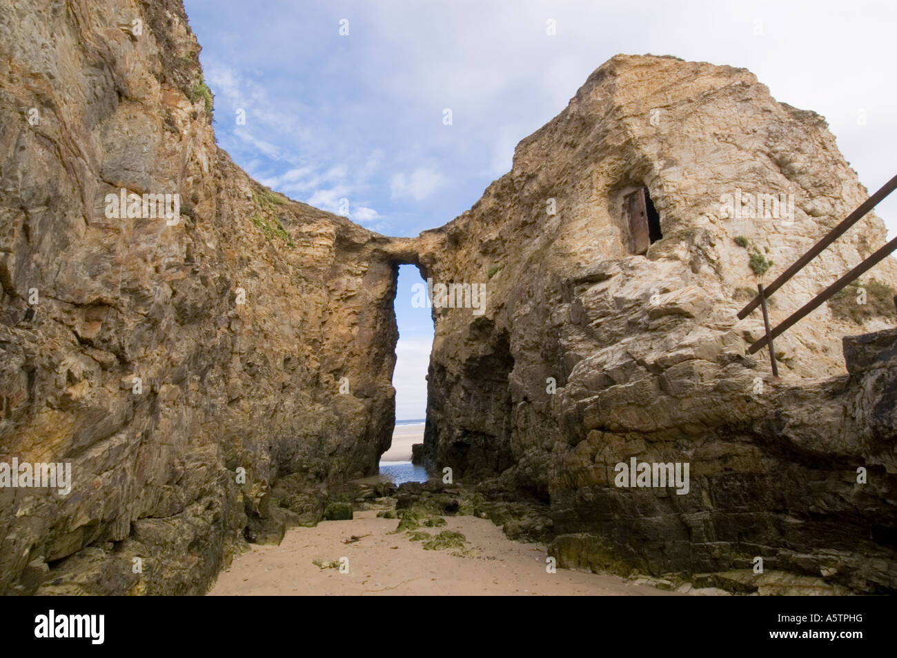 Archway naturelles dans les falaises, Broad Oak, Cornwall UK Banque D'Images