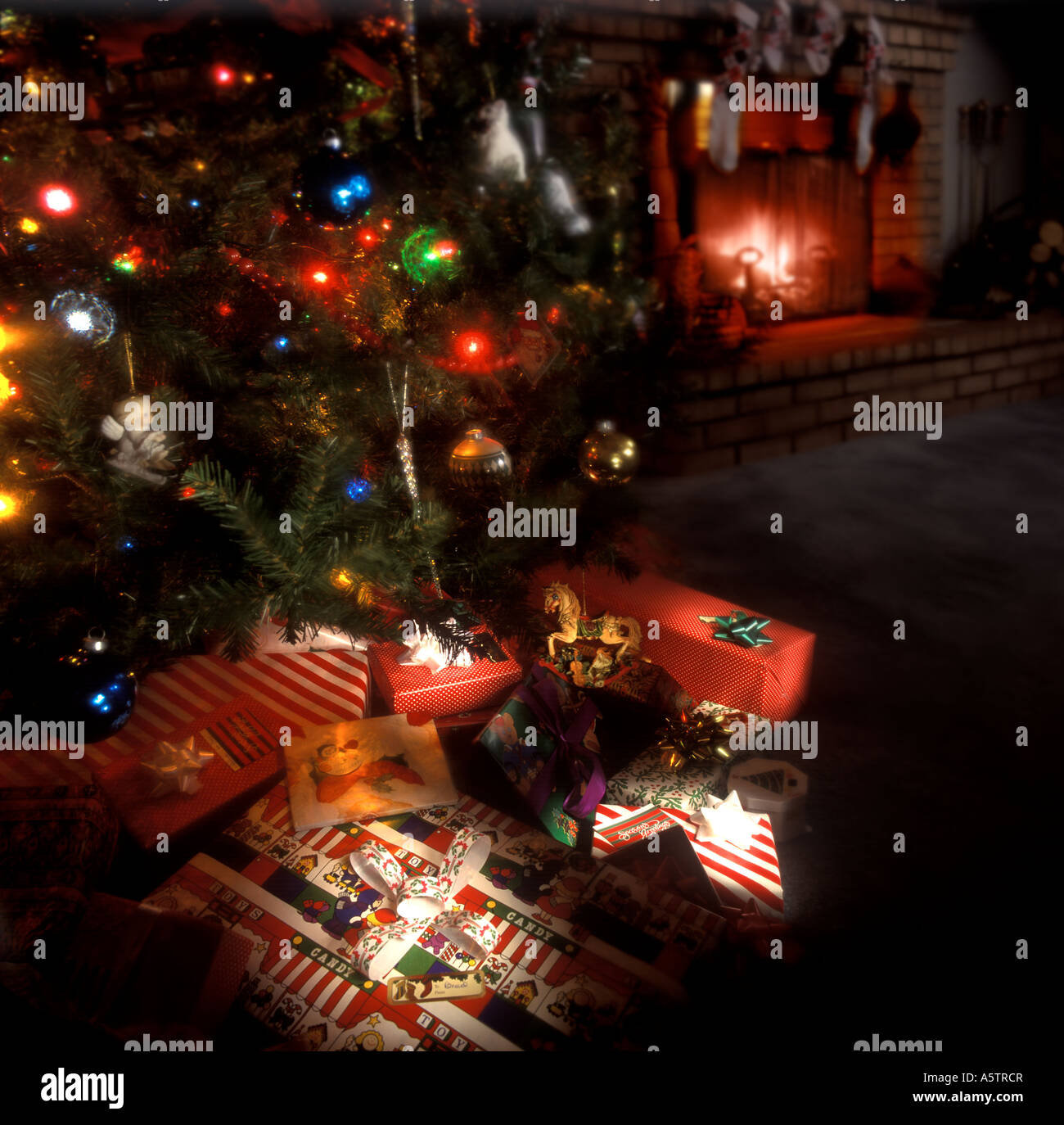 La veille de Noël présente en vertu de l'arbre de Noël avec cheminée dans maison de vacances, USA Banque D'Images