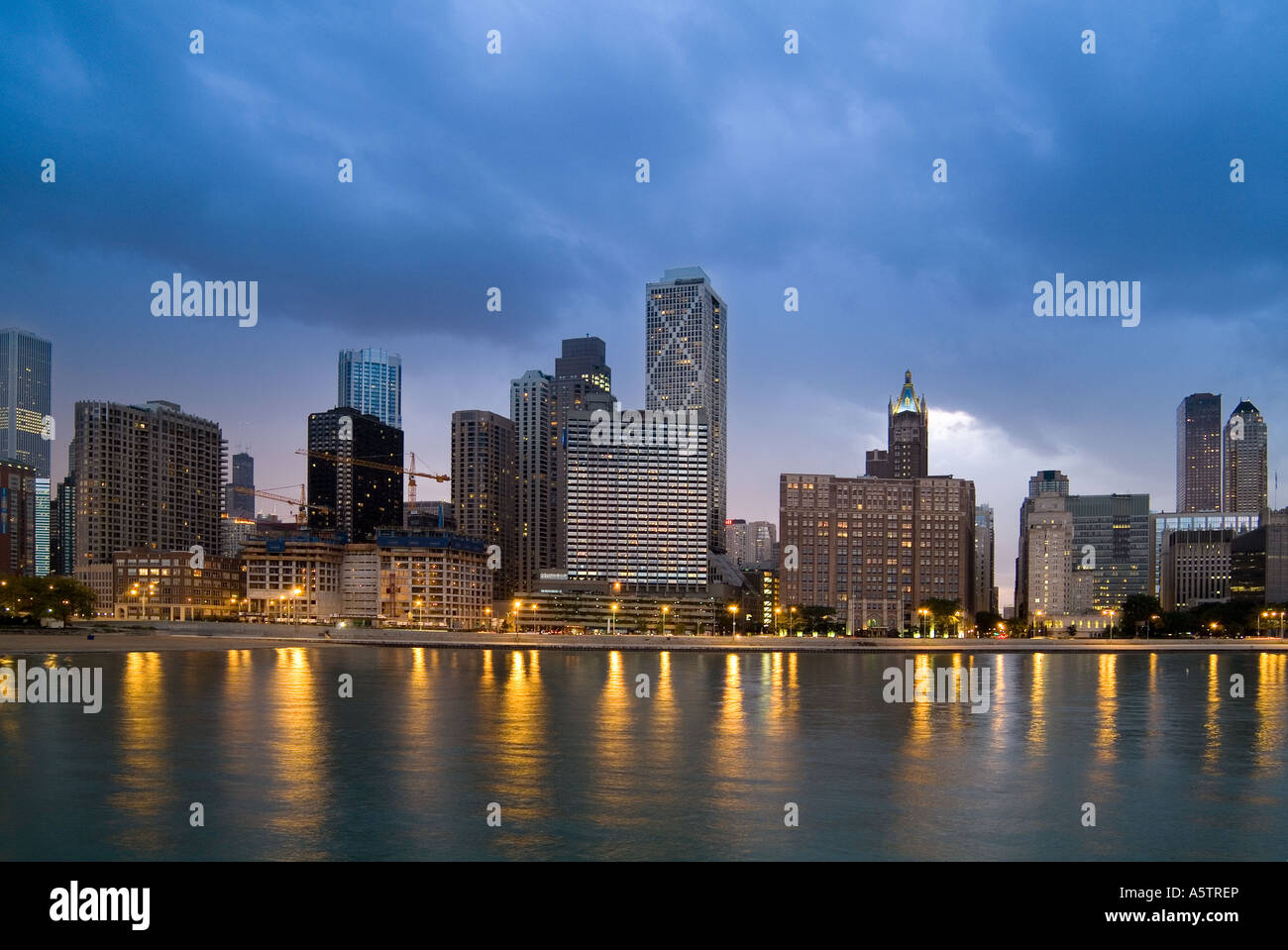 Chicago Skyline nuit Crépuscule des bâtiments au cours de tempête, USA Banque D'Images