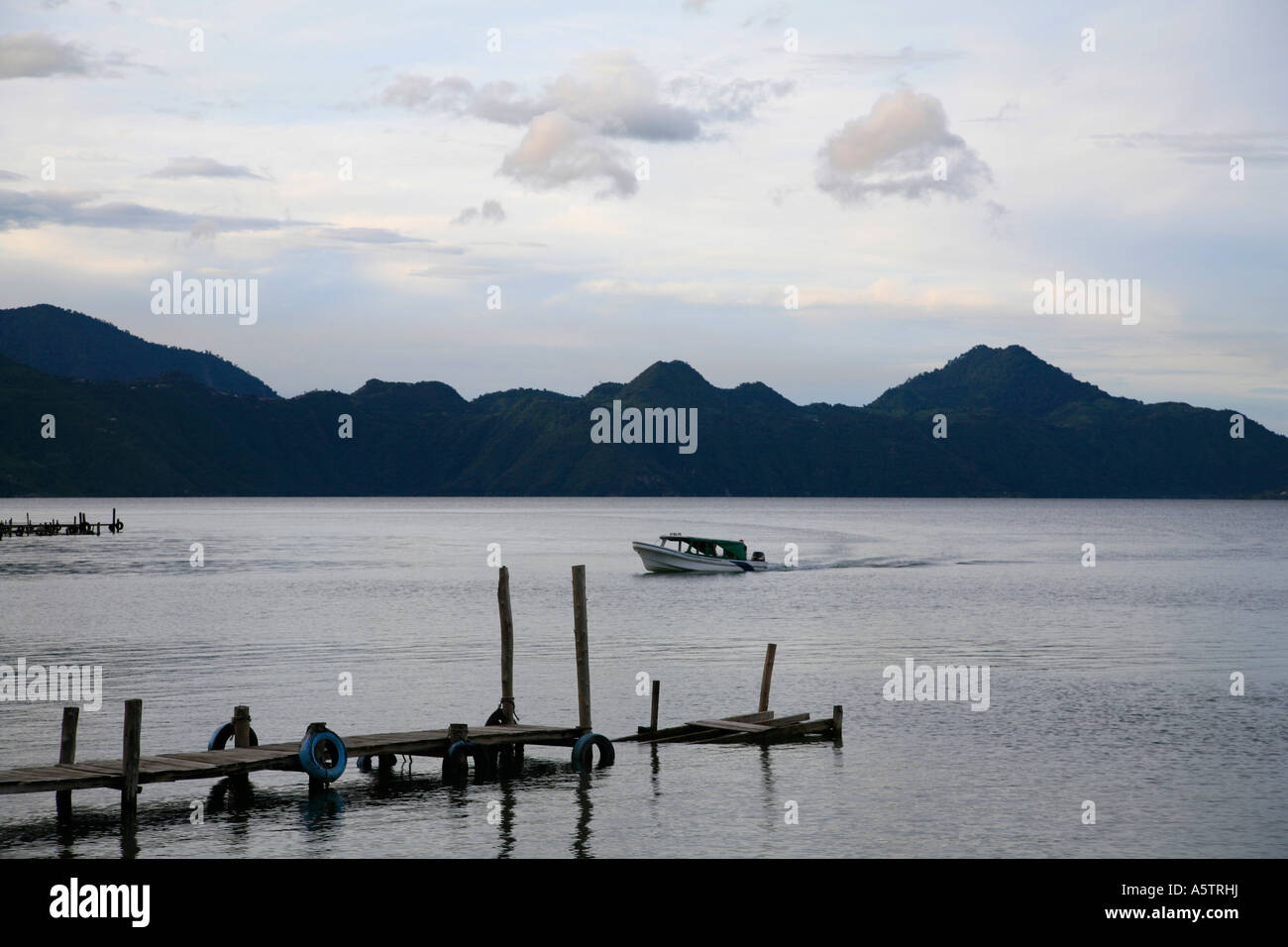 Les juges Painet1580 scènes lac Atitlan guatemala amérique latine amérique centrale bateau transports pays de l'eau paysage Banque D'Images