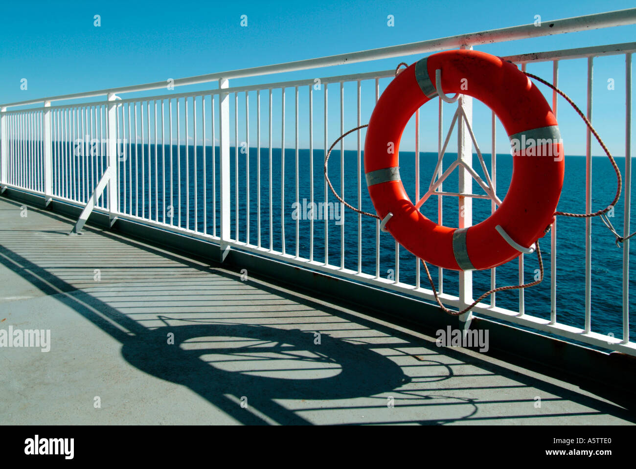 Bouée à balustrade sur la terrasse d'un navire Banque D'Images