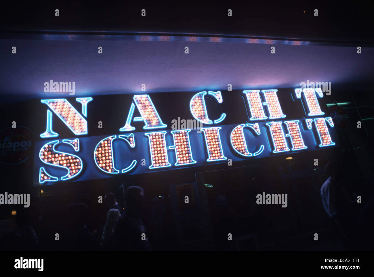 L'annonce d'un néon nuit club appelé Nachtschicht Banque D'Images