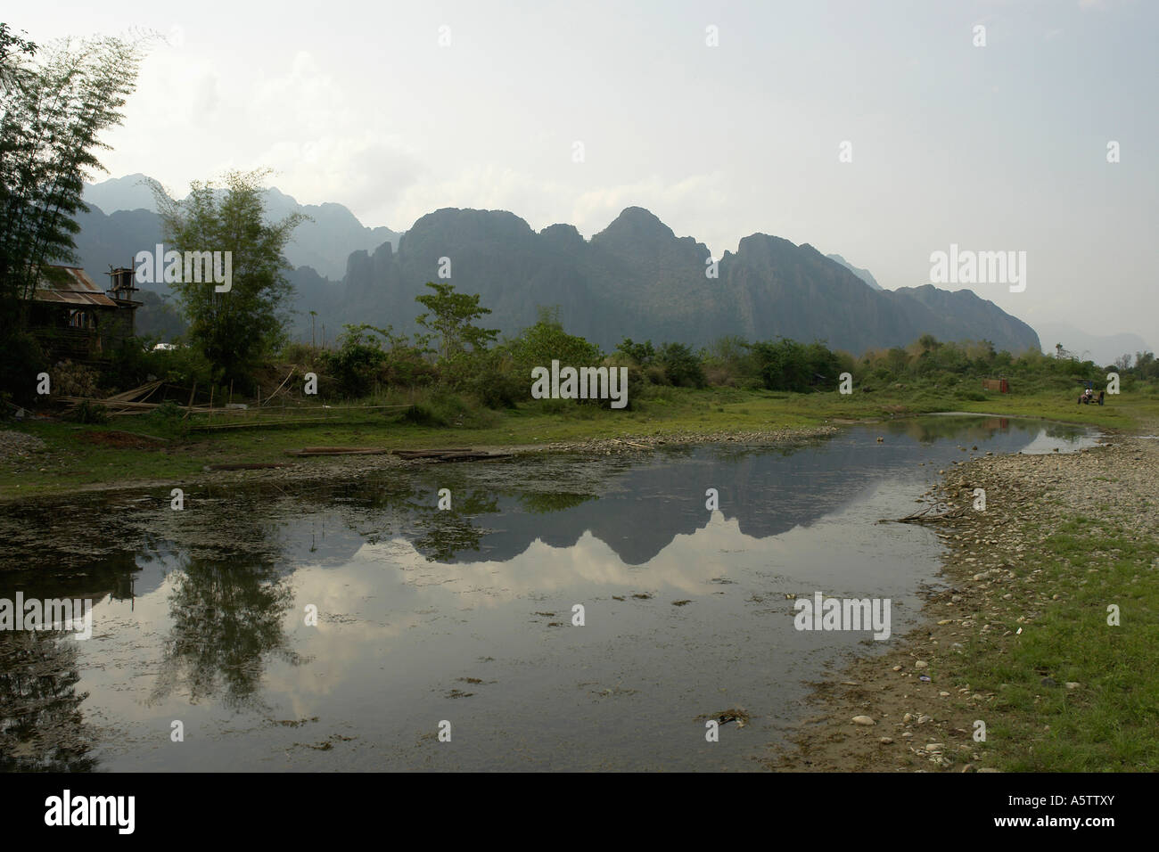 Painet jf5684 montagnes laos Vang Vieng se Asie pays de l'eau des pays moins développés économiquement émergentes de la culture Banque D'Images