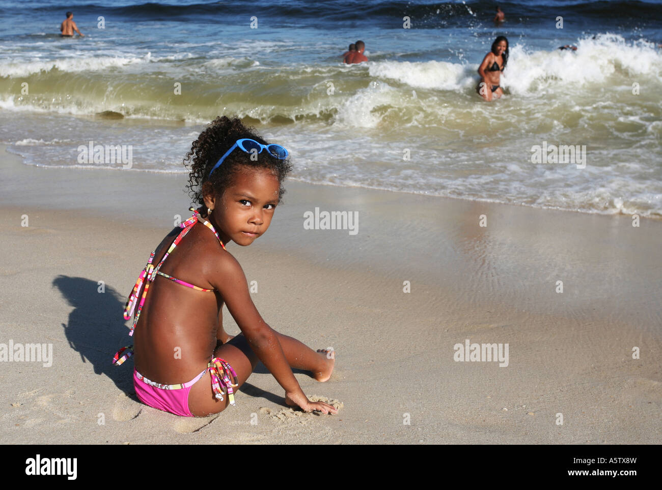 Détail du paysage de petite fille assise sur le bord de la mer sur la plage  de Copacabana, Rio de Janeiro, Brésil, ville de l'Amérique du Sud Photo  Stock - Alamy