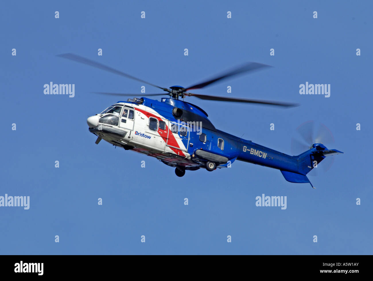 Super Puma 332A sur le transfert des travailleurs de la plate-forme d'huile à la base à Aberdeen. 4949-463 XAV Banque D'Images