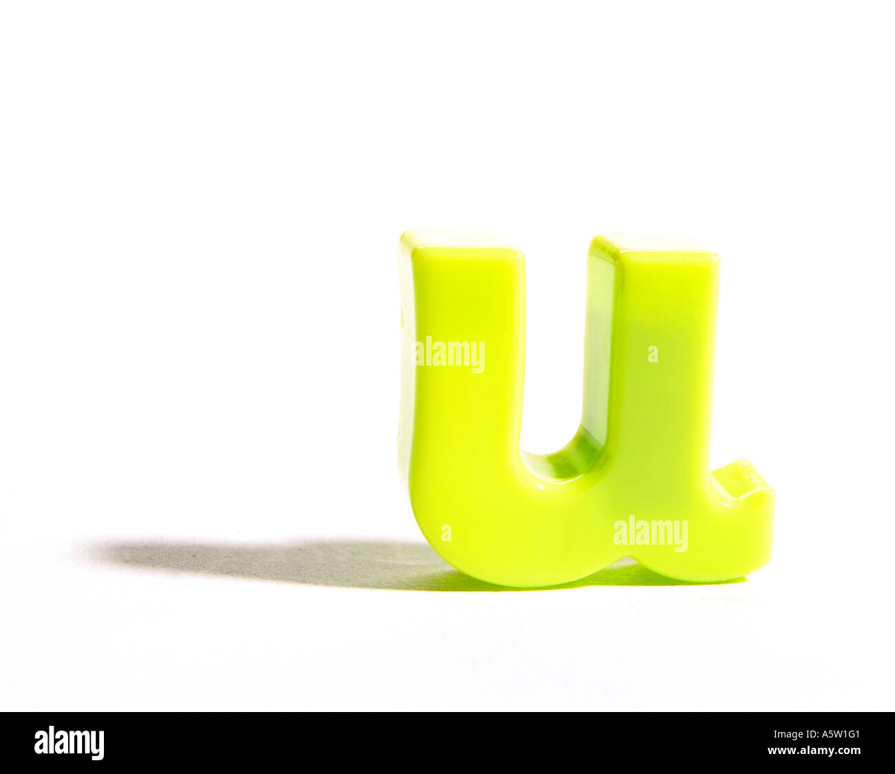 Un livre vert lettre u aimant frigo Banque D'Images