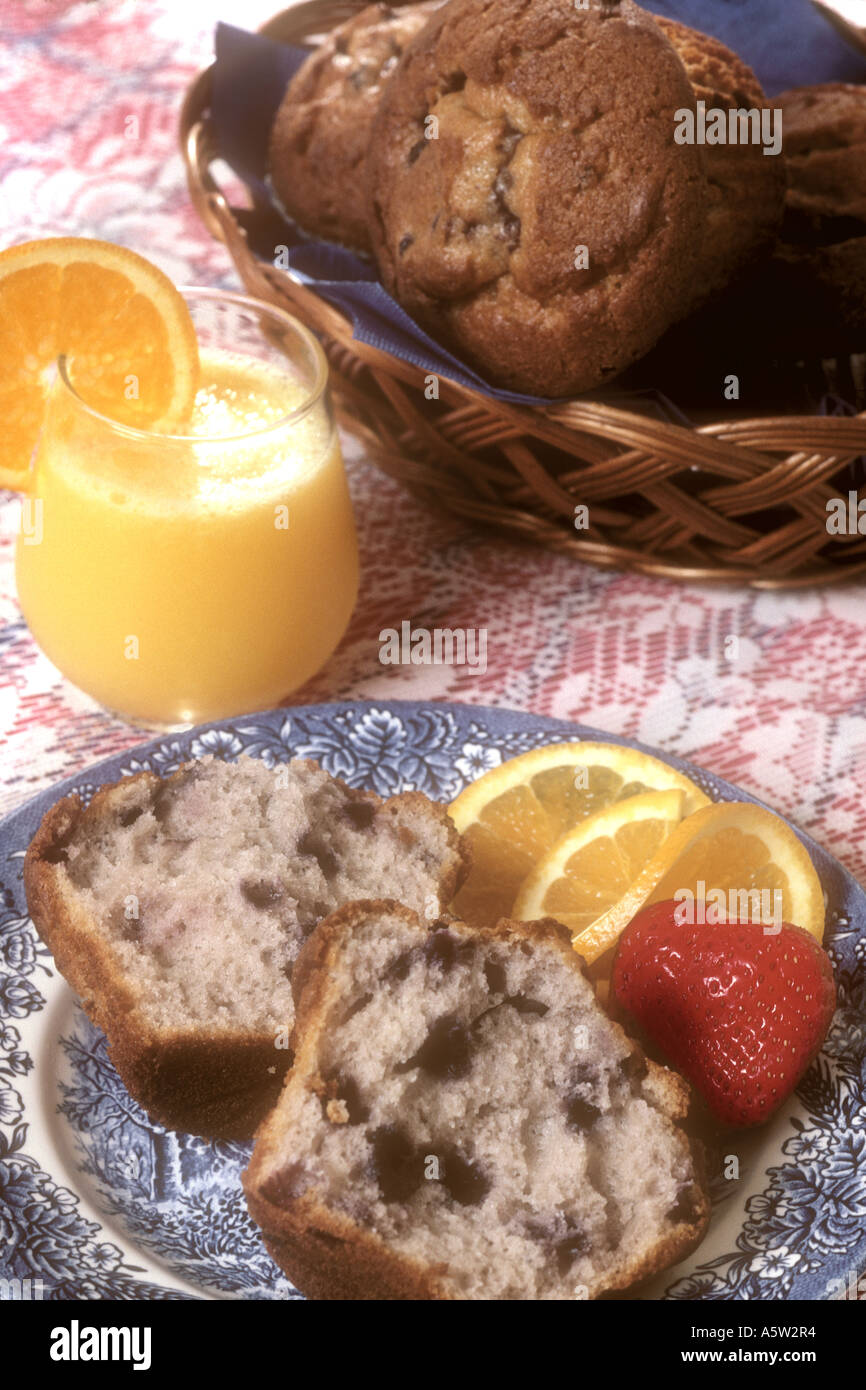 Le petit-déjeuner avec muffins aux bleuets. Banque D'Images