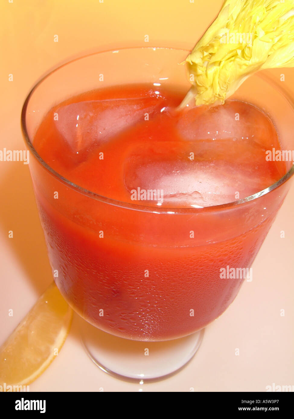 Cocktail Bloody Mary garni de céleri. Banque D'Images