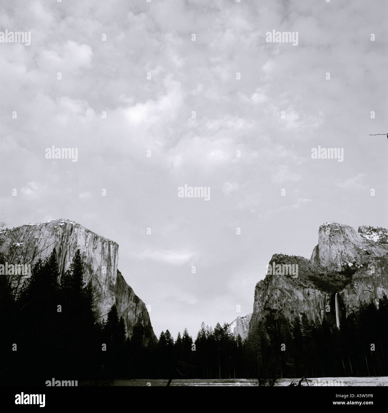 Paysage américain. Dans les montagnes du Parc National Yosemite en Californie du Nord aux États-Unis d'Amérique. Nature Voyages USA Banque D'Images