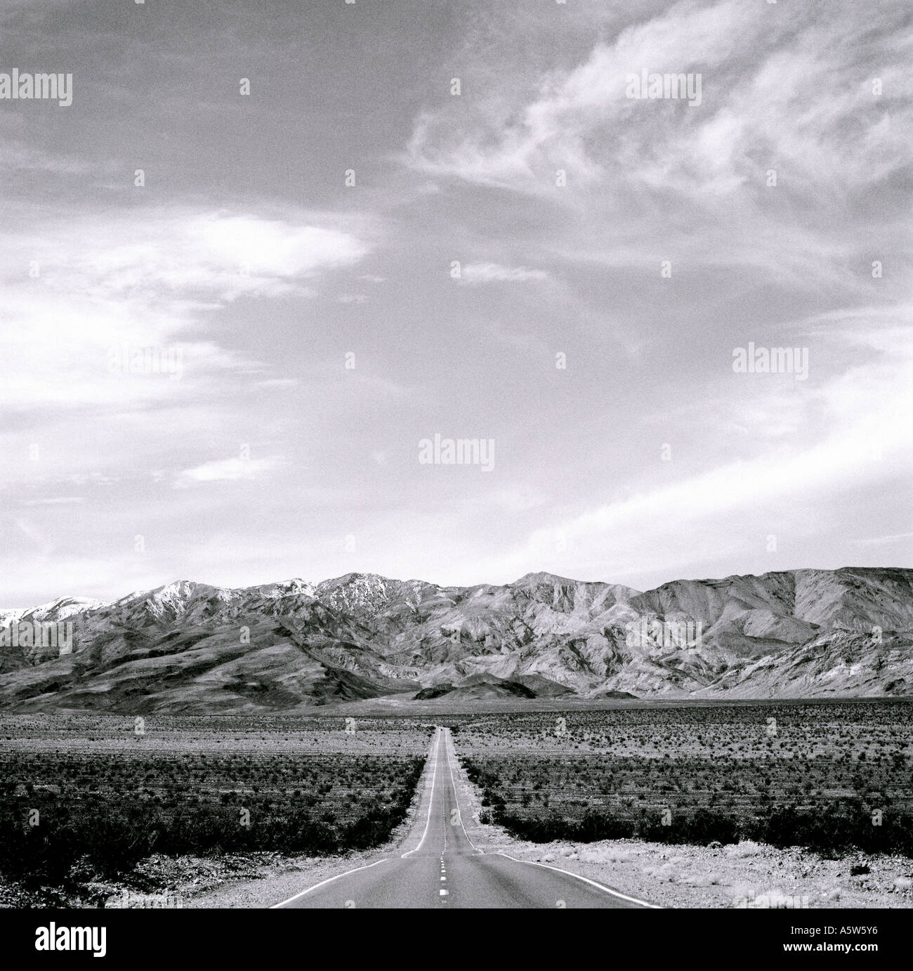 Sur la route la conduite à travers le paysage américain en Californie aux États-Unis d'Amérique. Voyages USA Banque D'Images