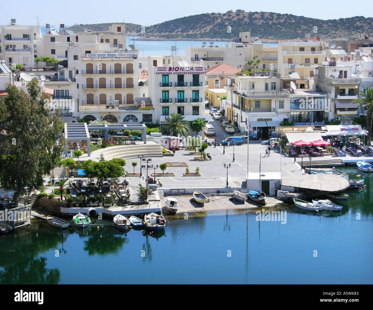 Port d'AGIOS NIKOLAOS, Crète, Grèce Porto KRETA Griechenland CRETIAN mole du port d'entrée avant de l'eau jetée pier waterfront Banque D'Images