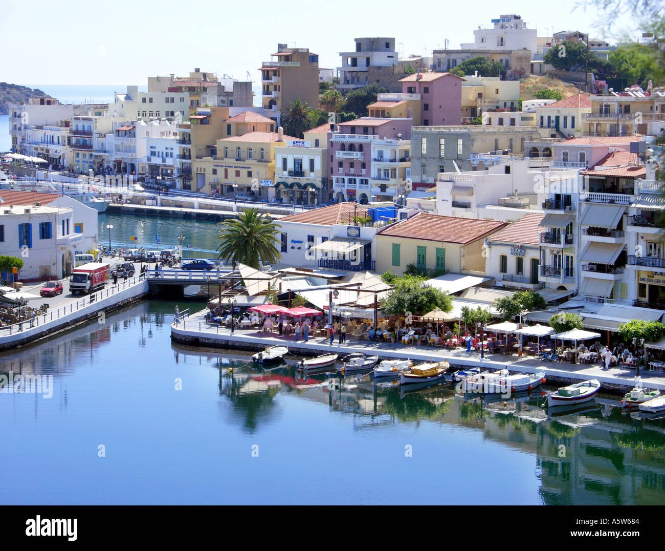 Port d'AGIOS NIKOLAOS, Crète, Grèce Porto KRETA Griechenland CRETIAN mole du port d'entrée avant de l'eau jetée pier waterfront Banque D'Images