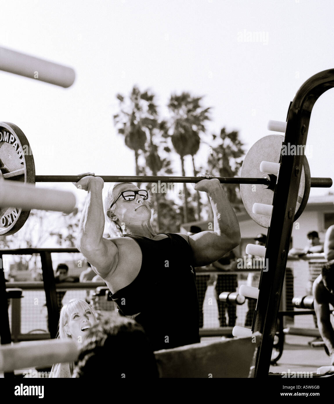 Tom Platz carrossier à une séance photo dans le Muscle Beach dans Venice Beach à Los Angeles en Californie aux États-Unis d'Amérique. USA Banque D'Images