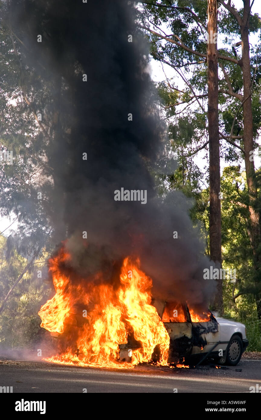 Une voiture Mercedes sur le feu sur une route de campagne. DSC 8568 Banque D'Images