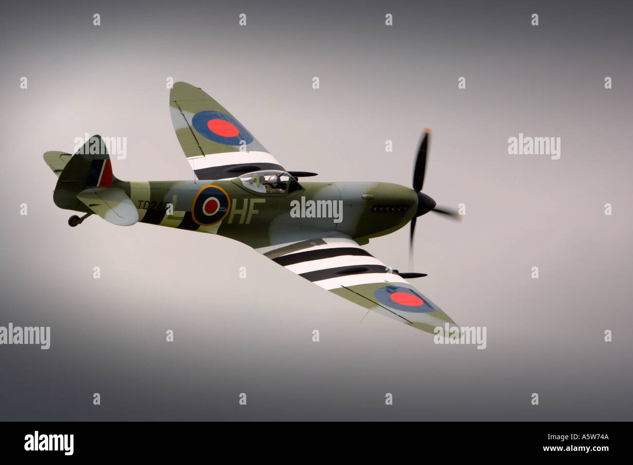 Ancien Avion Jouet En Tôle – Spitfire Royal Air Force – Bataille D'Angleterre 1940