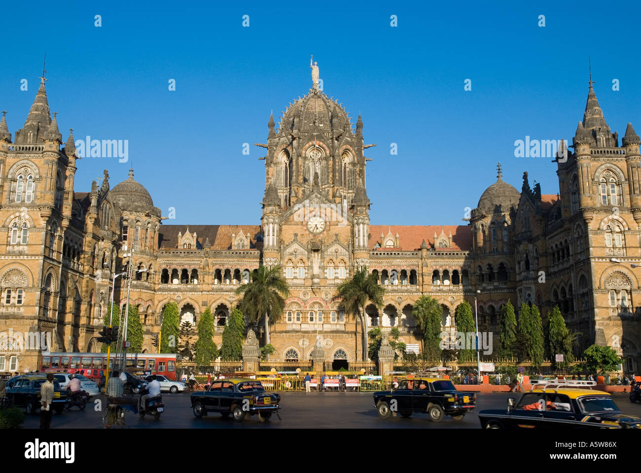 La gare Chhatrapati Shivaji Terminus Victoria précédemment connu sous le nom de Mumbai Inde Banque D'Images