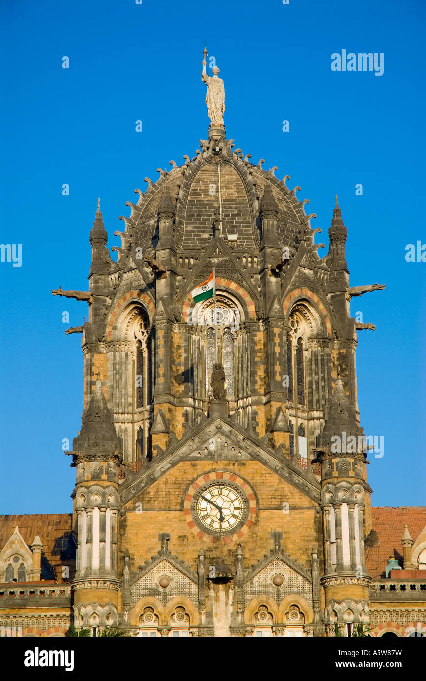 La gare Chhatrapati Shivaji Terminus Victoria précédemment connu sous le nom de Mumbai Inde Banque D'Images