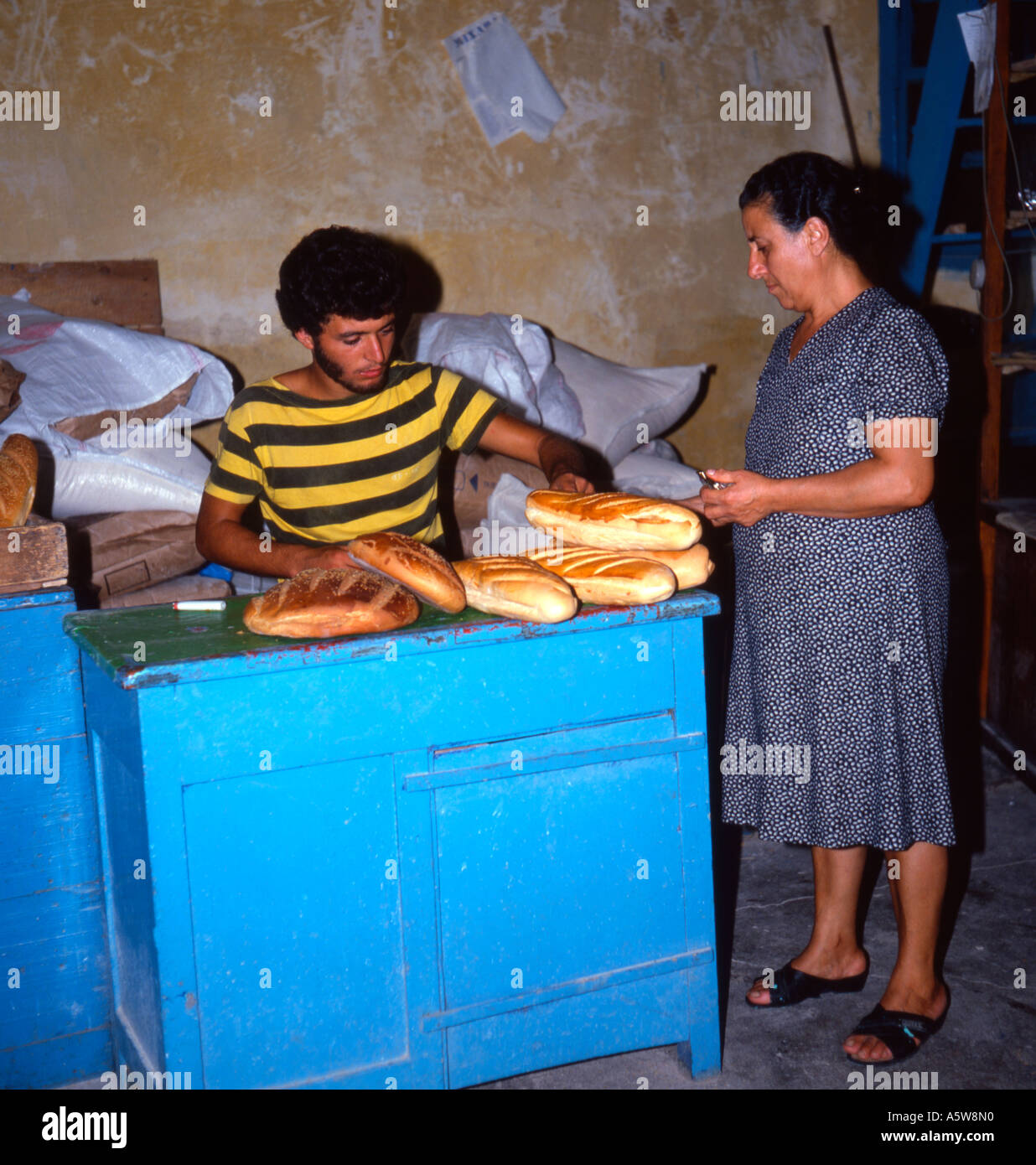 Vente de pain à Baker client sur l'île de Rhodes en Grèce. Banque D'Images