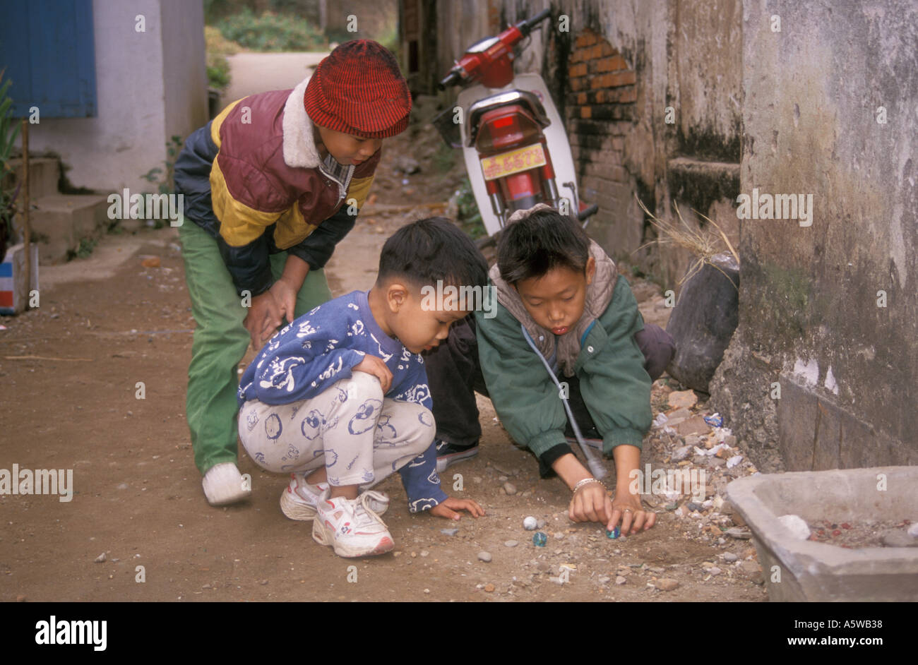 Garçons jouant aux billes Laos Luang Prabang Banque D'Images