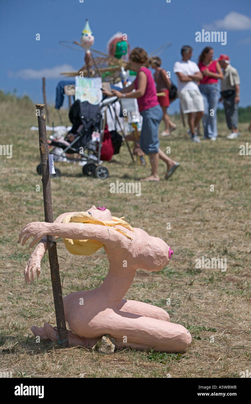 La pièce de femme nue liée à sa participation dans une famille festival  dépouvantails Photo Stock - Alamy