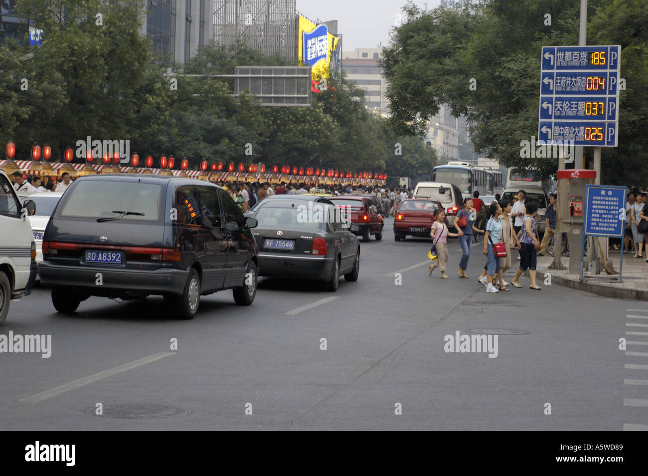 Chine Beijing Traffic Jam dans une rue proche du marché de nuit de Wangfujing Banque D'Images