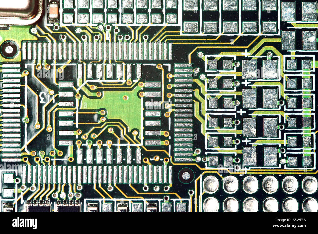 Un gros plan sur le circuit électrique sur la carte graphique d'un ordinateur. Banque D'Images