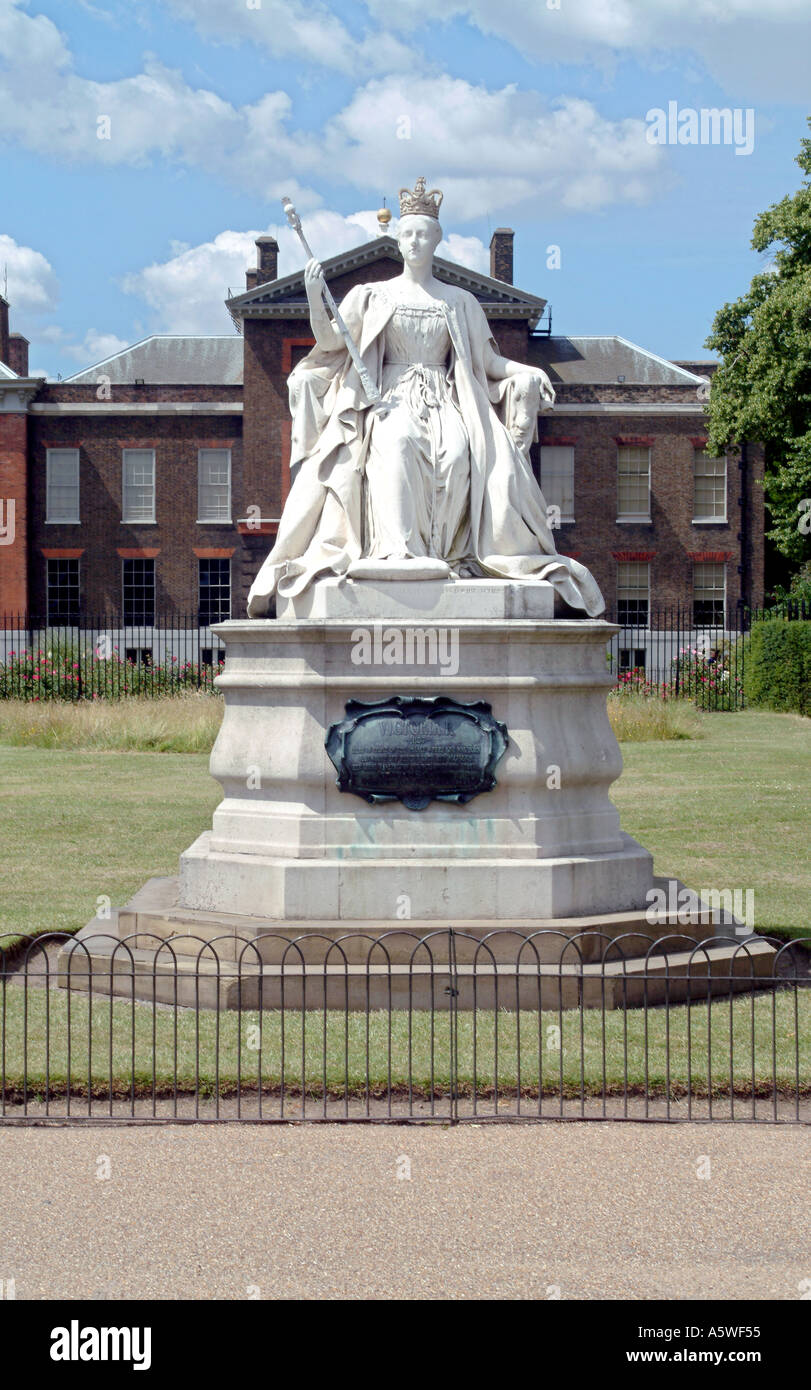 Une statue de la reine Victoria dans Kensington Gardens à Londres. Banque D'Images