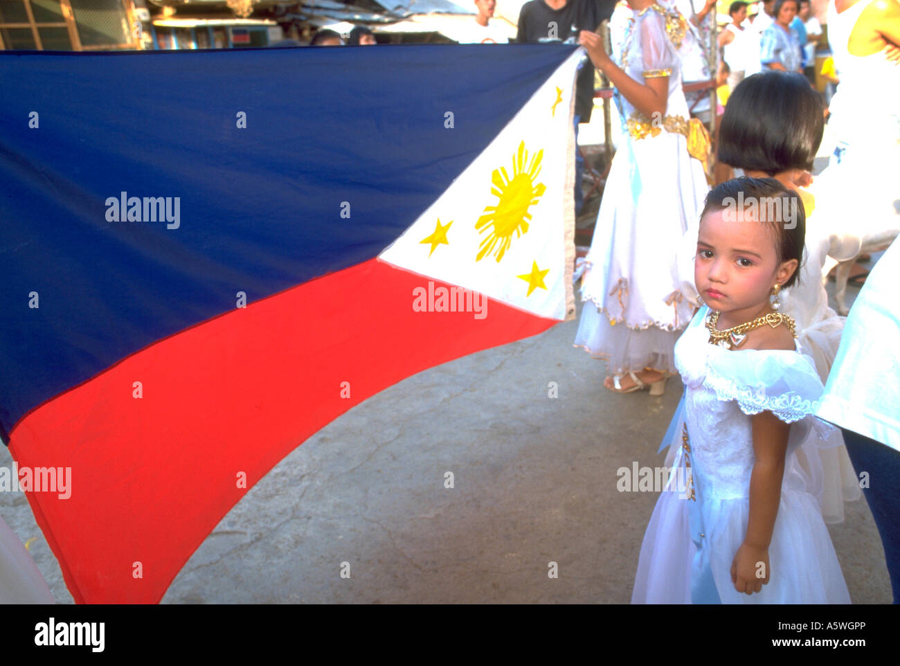 Painet Hk27 Jeune Fille Se Distingue Par La Tradition De Celebrer La Fierte Du Drapeau Des Philippines Cebu Philippines Anniversaire Bash Blast Photo Stock Alamy