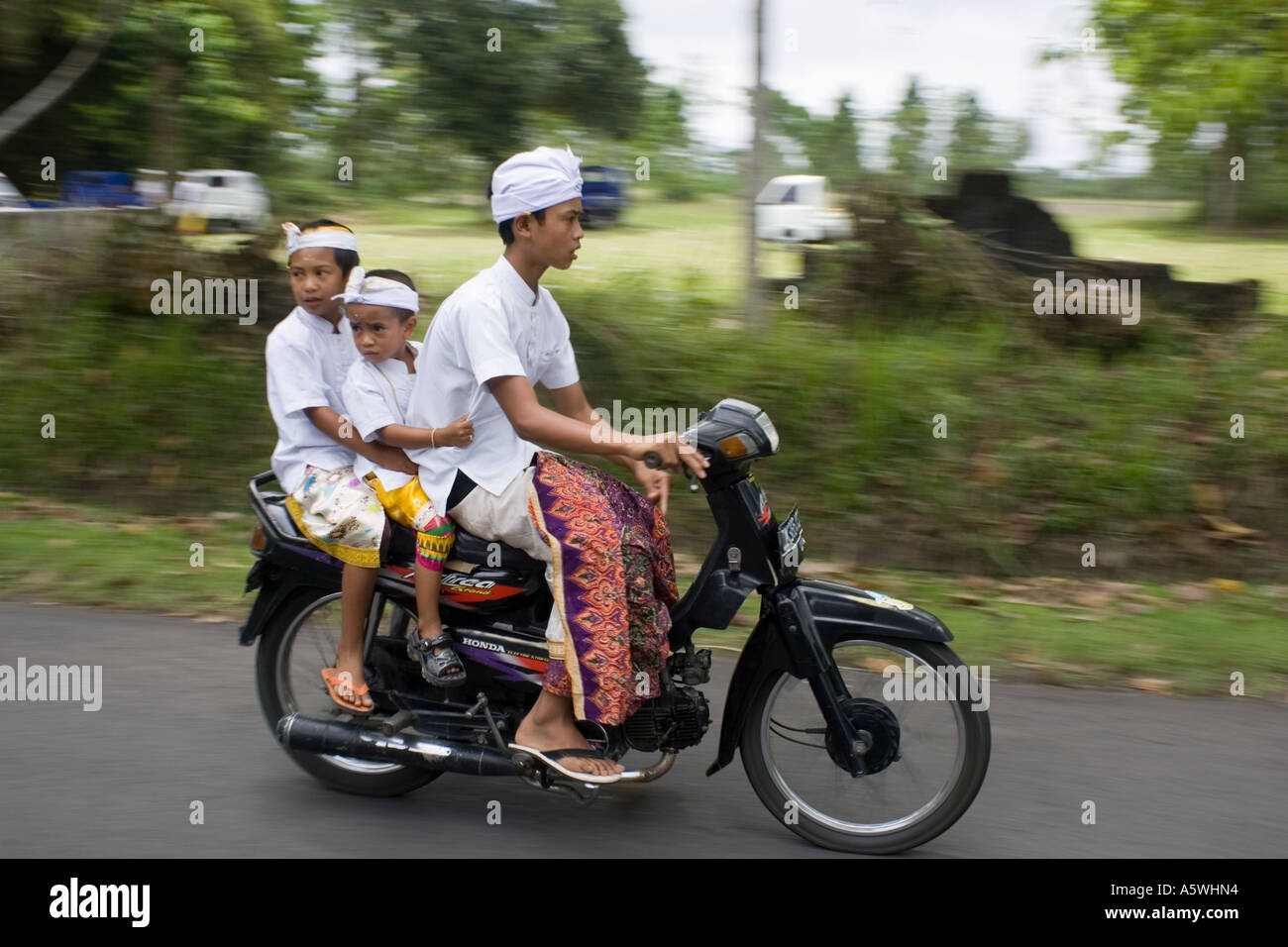 Les garçons costume intraditional sur moto Bali Indonésie Photo Stock -  Alamy
