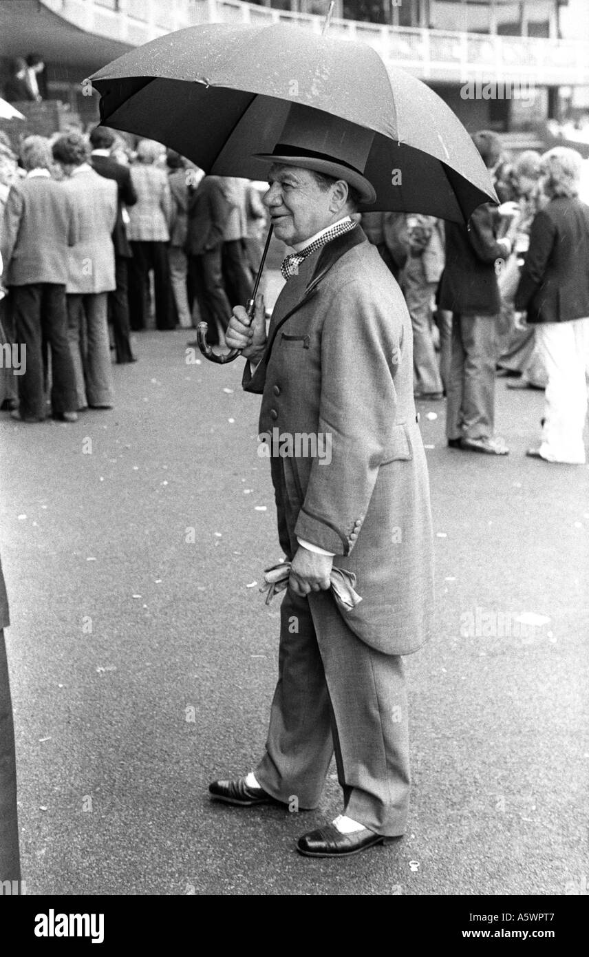 Eton Harrow, match de cricket annuel, Lords,St Johns Wood, London Senior man, code vestimentaire traditionnel, costume du matin chapeau et queues. ANNÉES 1970 ROYAUME-UNI HOMER SYKES Banque D'Images