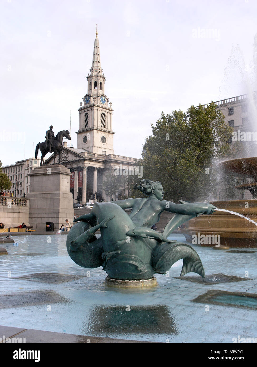Fontaine et statue à Trafalgar Square et Saint Martins dans le domaine Church London England Banque D'Images