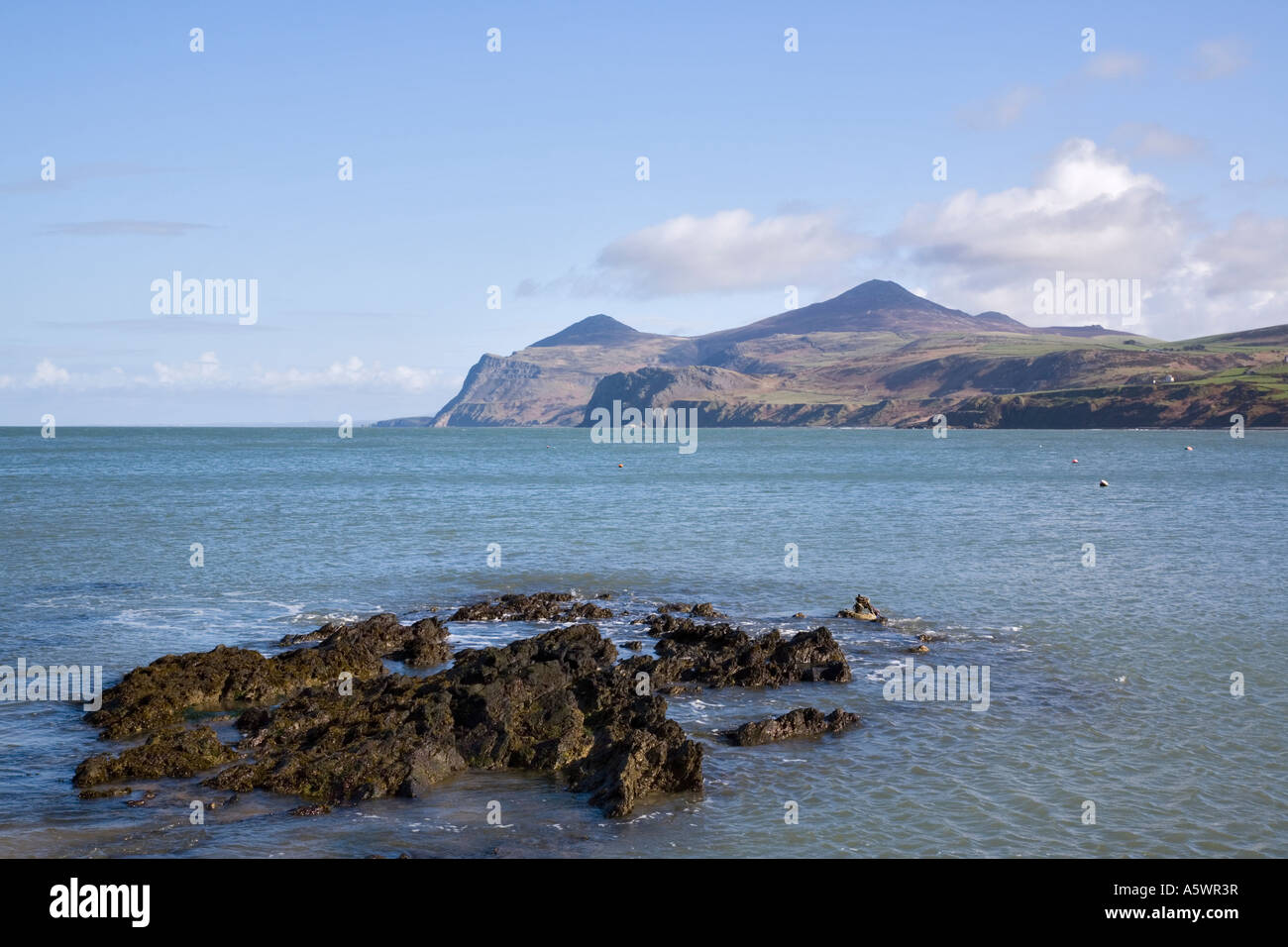 Vue sur la baie de Nefyn Porth Yr Eifl sur la montagne de la péninsule de Lleyn Nefyn Penrhyn, Morfa, Nefyn Gwynedd, au nord du Pays de Galles, Royaume-Uni Banque D'Images