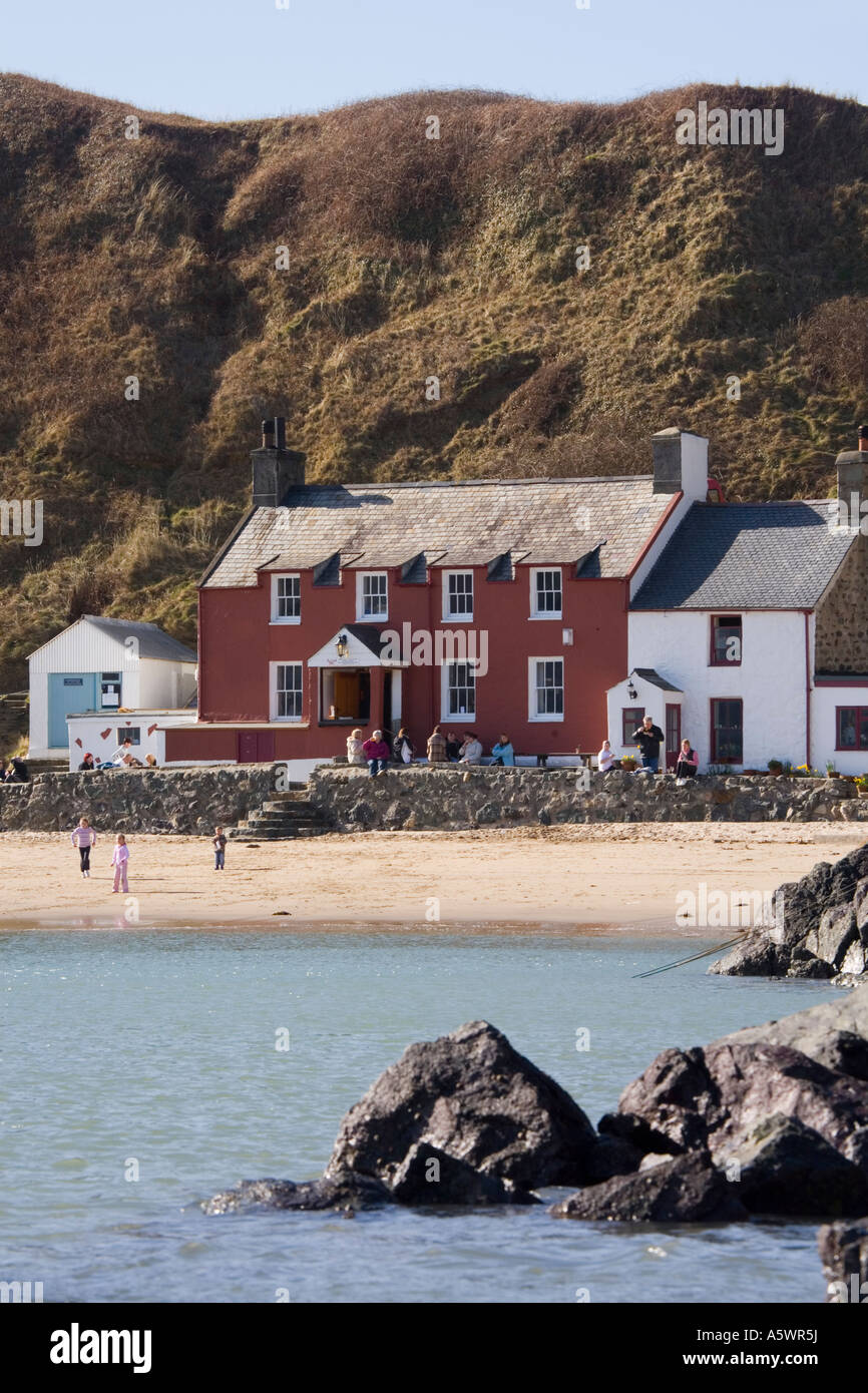 Vue sur mer à Ty rouge Coch Inn pub sur une plage de Porth Dinllaen village de Bay sur la péninsule de Lleyn au nord du Pays de Galles Royaume-uni Grande-Bretagne Banque D'Images