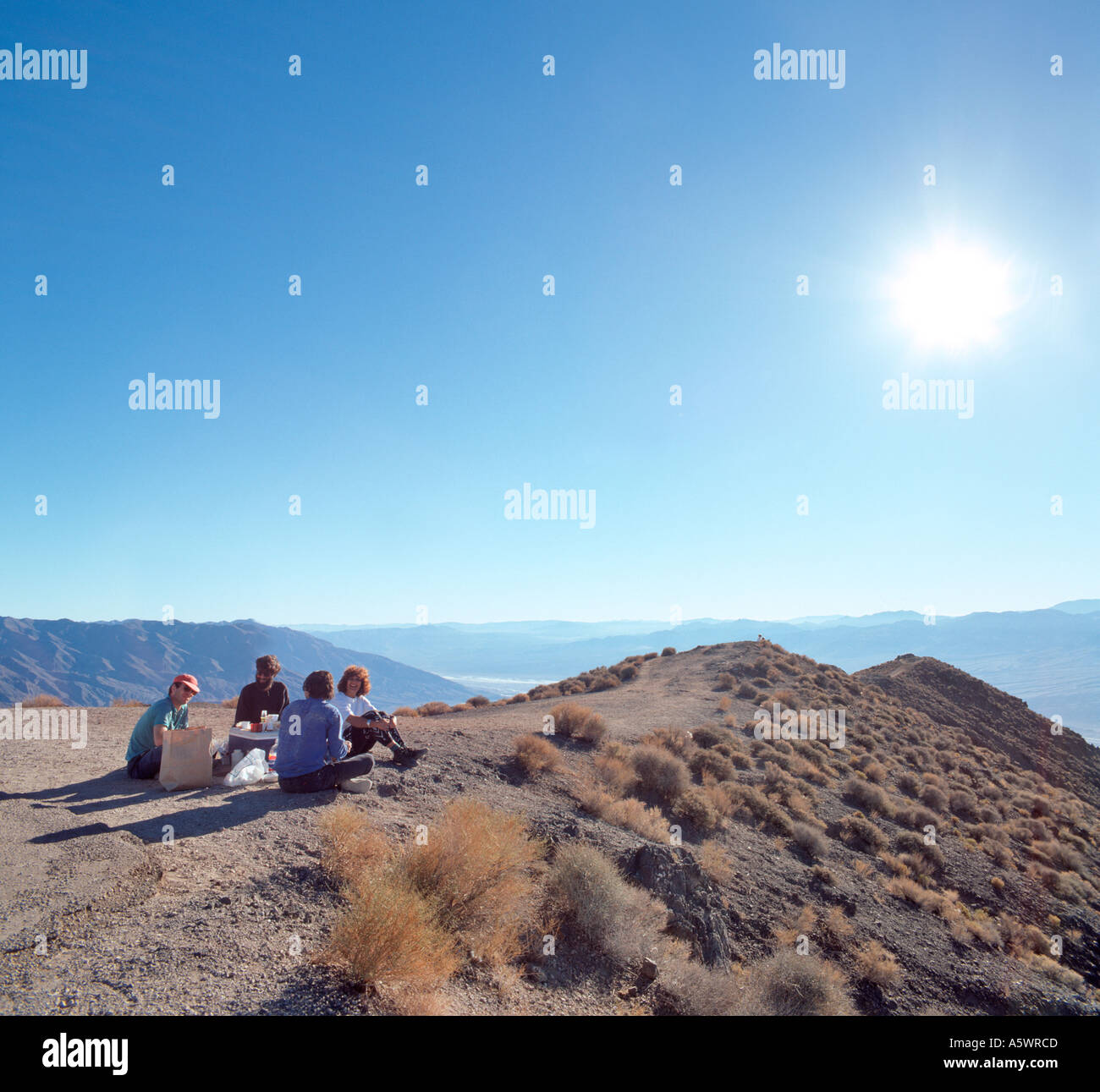 Pique-nique sur les collines au-dessus de la vallée de la mort, Californie, USA Banque D'Images
