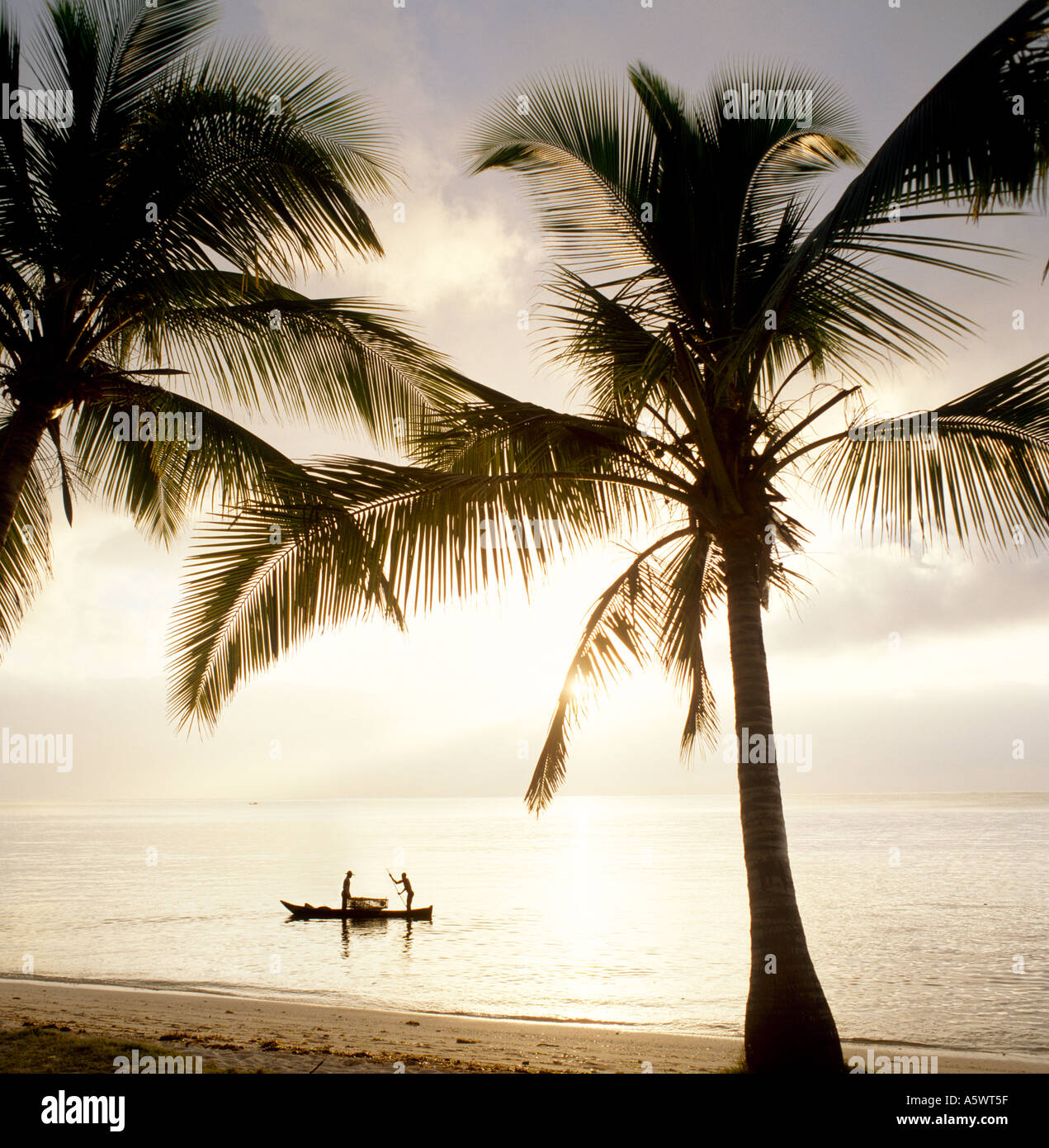 Lever de soleil sur Shelly Beach, Mombasa, Kenya, Afrique de l'Est Banque D'Images
