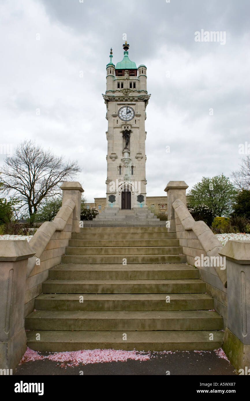 Marches en pierre menant à la tour de l'horloge du mémorial Whitehead bury lancashire royaume-uni Banque D'Images